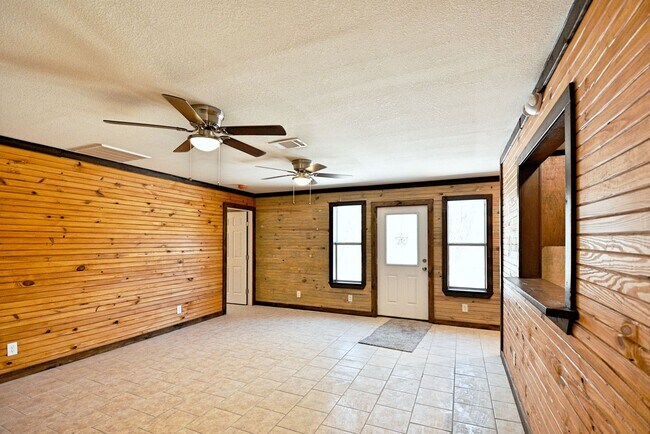 Building Photo - 1155 Farm to Market 2722