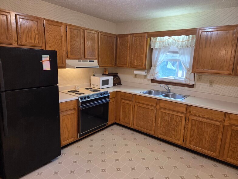 Kitchen - 109 Amhurst Ln