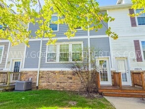 Building Photo - RENT REDUCED!!! 2 Bedroom 2 Bath Townhome in Urbandale with attached 2 car garage!