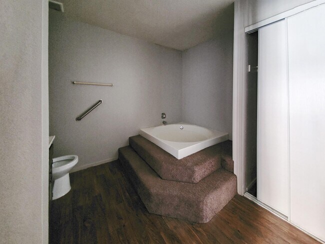 Building Photo - 4640 Koval Ln