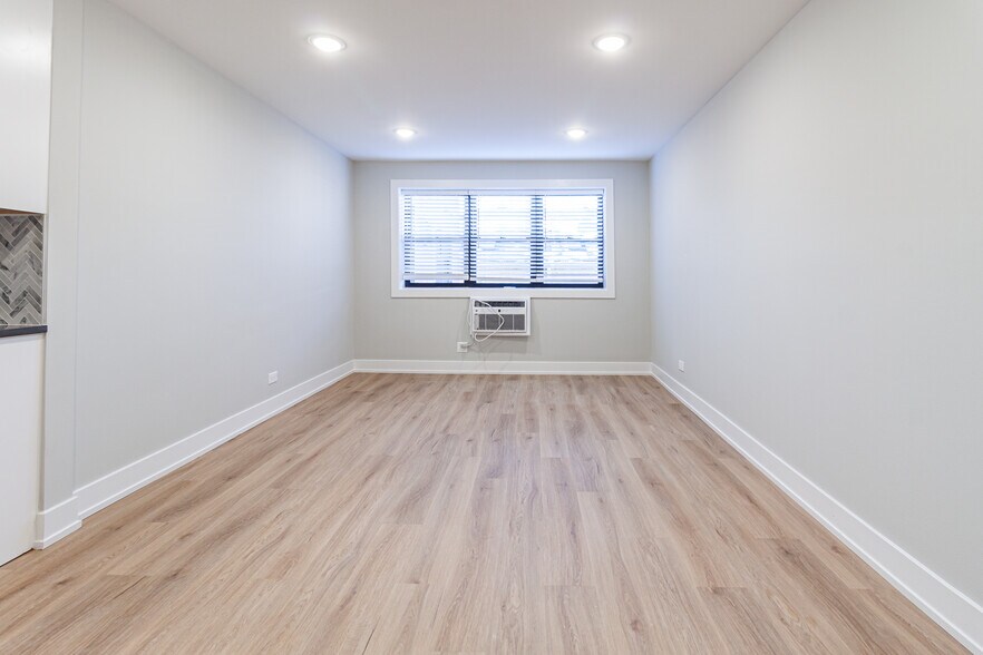 Building Photo - 531 W Aldine Ave