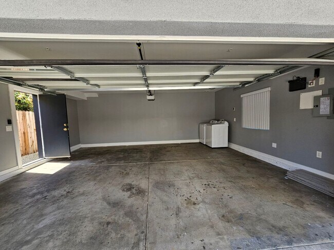 Building Photo - 32(839)