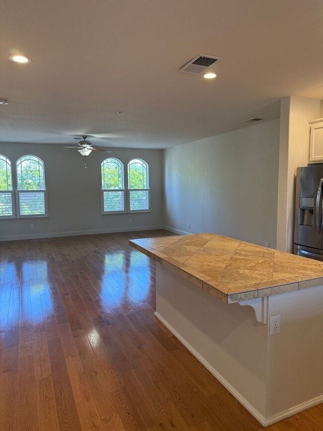 Building Photo - Well maintained 3 bedroom, 2.5 bath condo close to Windsor Town Green