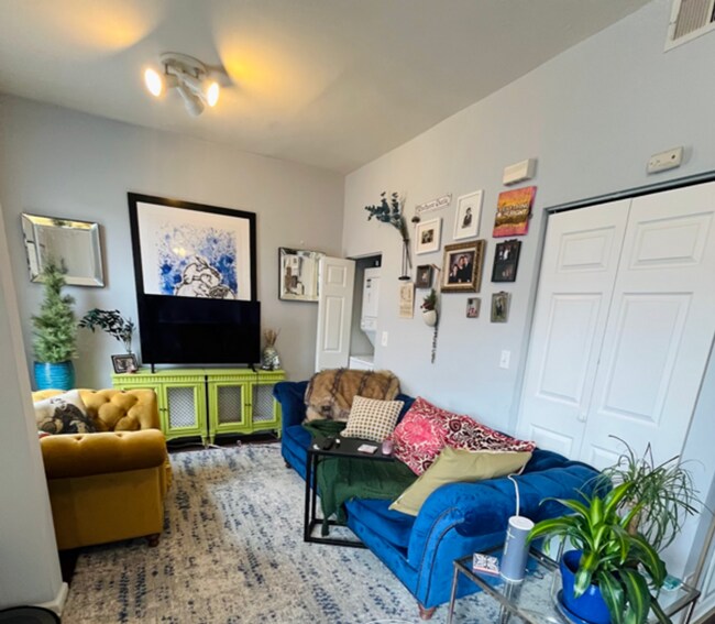 Building Photo - Top Floor Wicker Park 1bd/1bth W/ Private Deck Avail 7/1