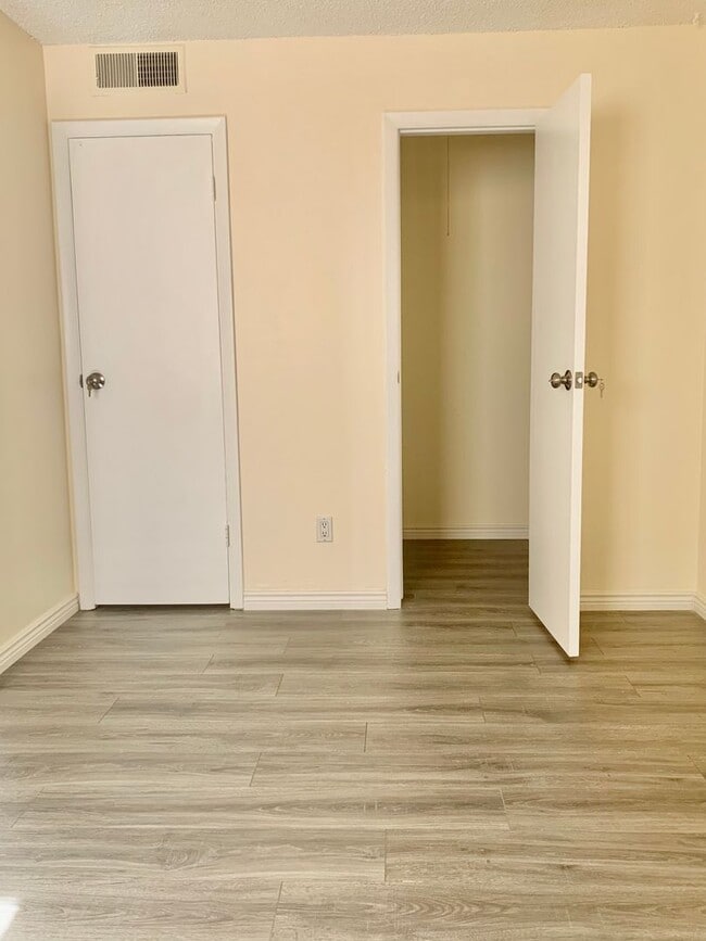Building Photo - BEAUTIFUL One Bed on Madison Ave, Close to Campus! Corner Unit
