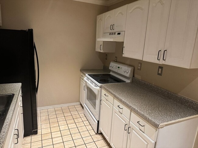 Building Photo - Great location off Blanco near Wurzbach and West Ave | 2 Bedroom | 2 Bath | Top Floor