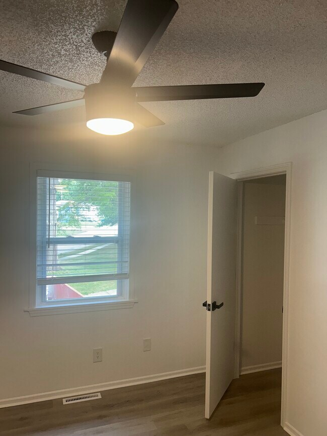 Building Photo - 3803 NE Colonial Dr