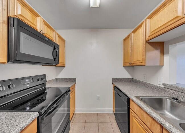 Building Photo - 749 Majestic Dr