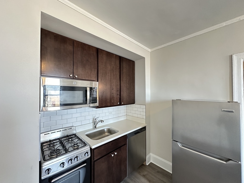 Building Photo - 3335 W Diversey Ave