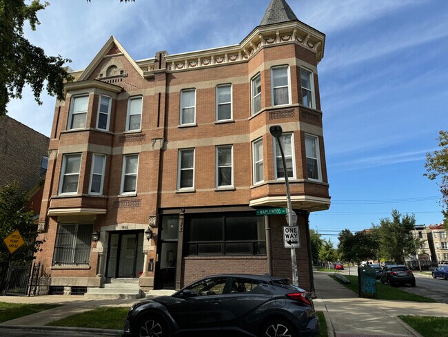 Building Photo - 1458 N Maplewood Ave