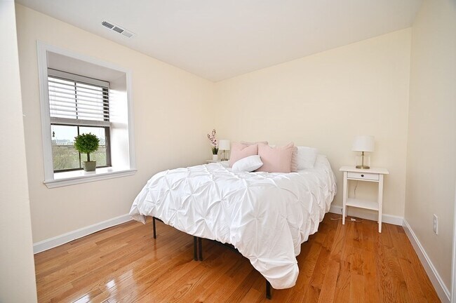 Building Photo - 358-358 Main St