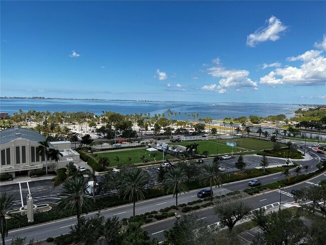 Building Photo - 800 N Tamiami Trl