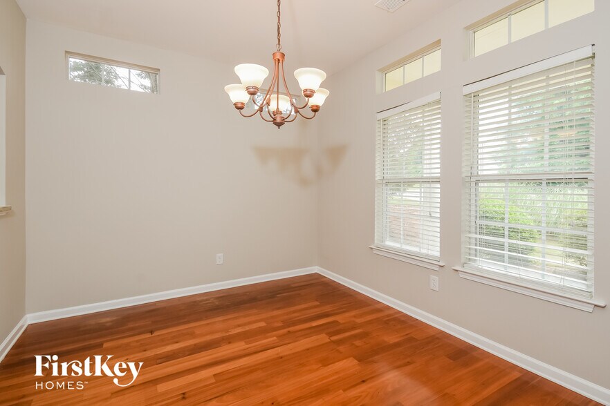 Building Photo - 302 Pinehurst Way