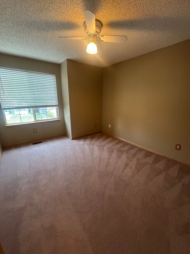 Building Photo - Gorgeous 4 bedroom with Loft and 3 car gar...