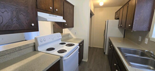 Building Photo - AVAILABLE NOW! 2 Bed / 1.5 Bath Townhome in Longview!