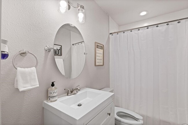 Building Photo - 423 E Morton St