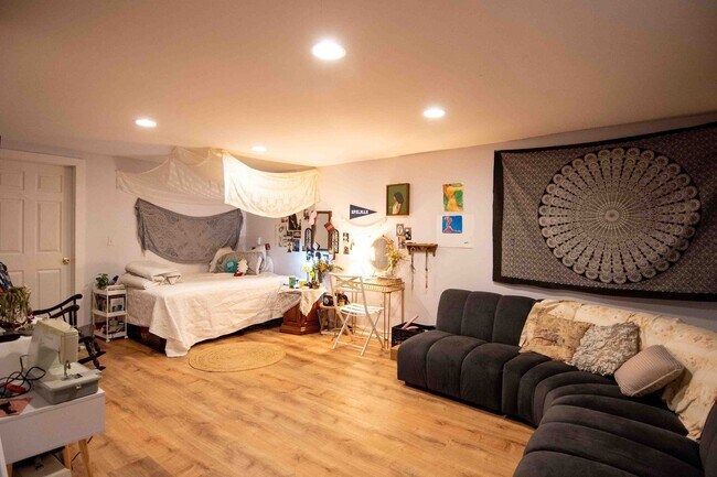 Building Photo - 2 Bedroom Condo Available August 1st