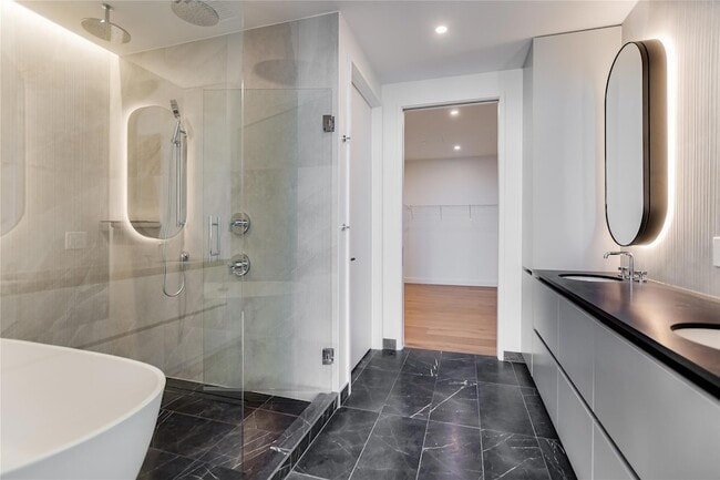 Building Photo - 610 Davis St