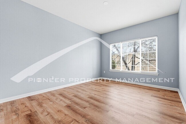 Building Photo - Spacious Condo with Washer/Dryer and Central AC
