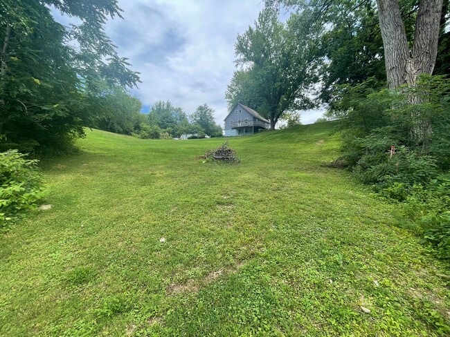 Building Photo - Older 2 bedroom house with a large yard