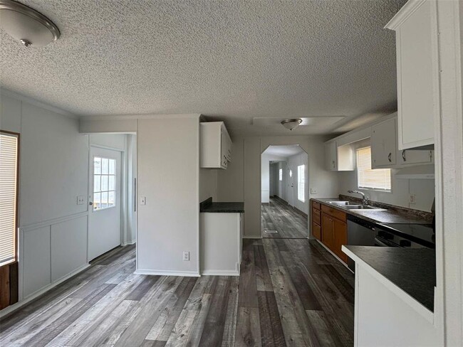 Building Photo - 16206 Wood Dr
