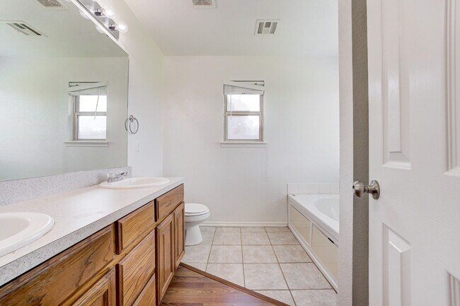 Building Photo - 2813 Edgemere Dr
