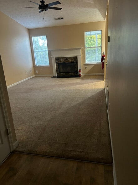 Building Photo - 421 Autumn Lake Ct