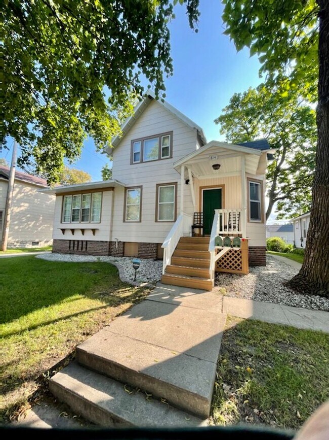 Building Photo - 814 Cherry St