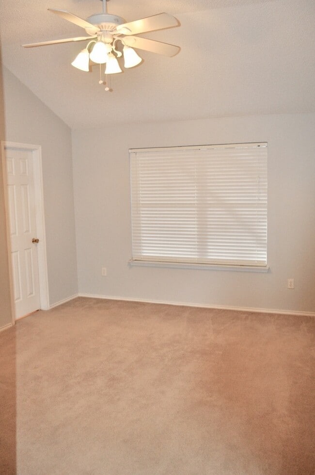 Building Photo - 229 Lancelot Dr