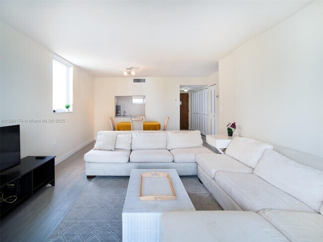 Building Photo - 1665 Bay Rd