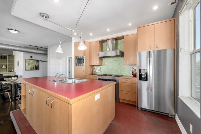 Building Photo - One bedroom, two bath corner unit in Baker with two balconies