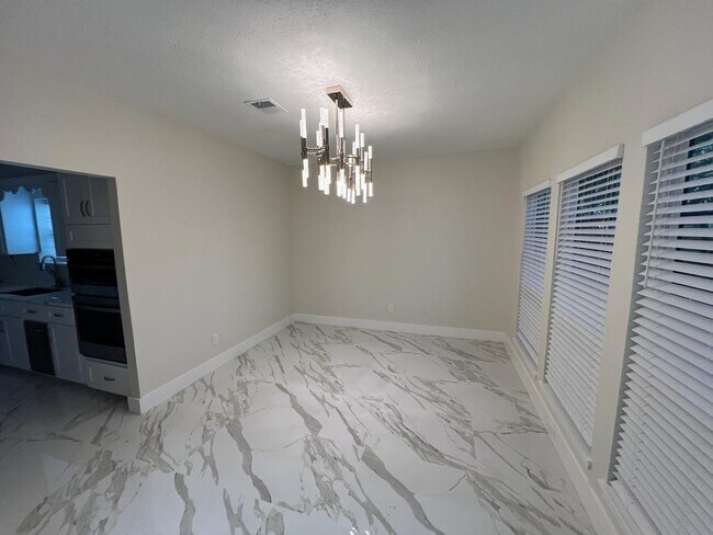 Building Photo - 3203 Country Club Blvd