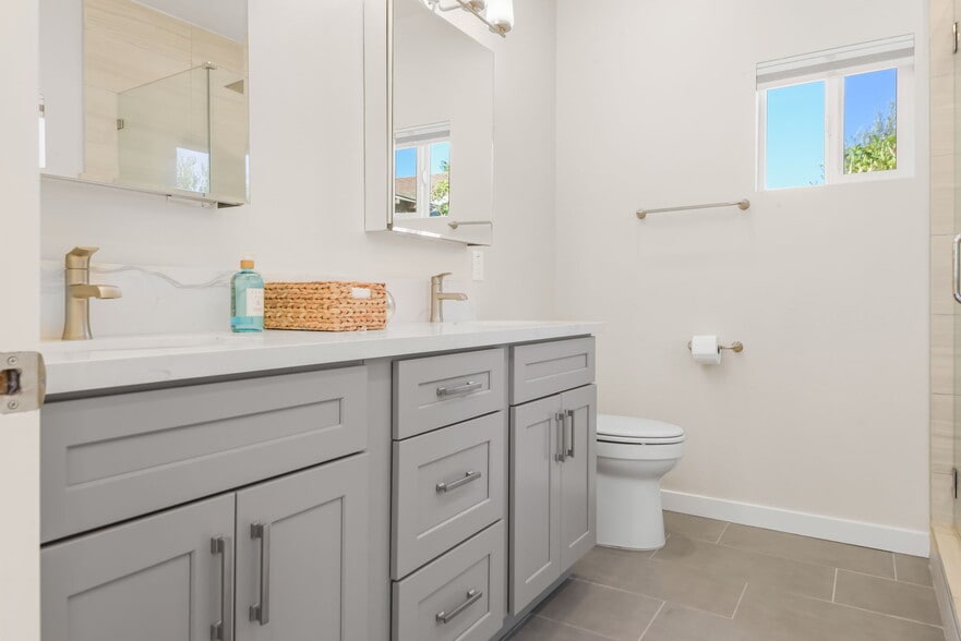 Main Bathroom - 6533 Ben Ave