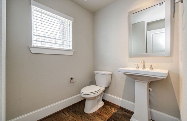 Building Photo - Beautiful 3-story House In the Heart of Ho...