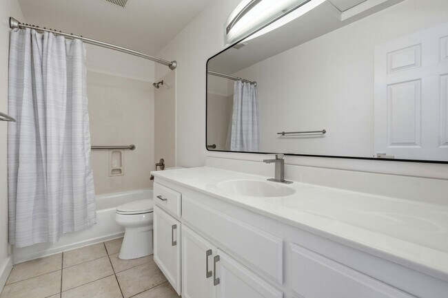 Building Photo - Great Townhome with Attached Garage!