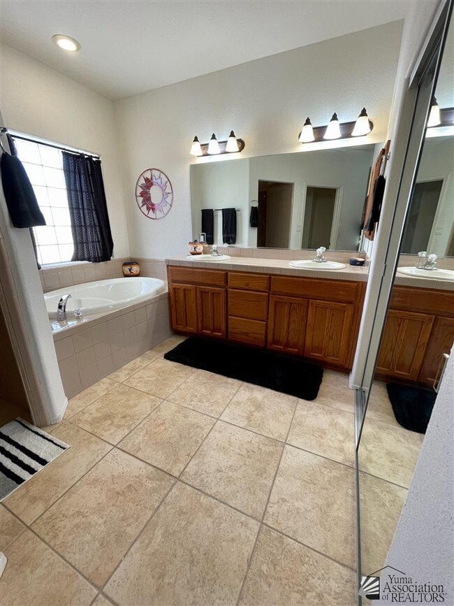 Building Photo - 10277 S Del Rey Dr