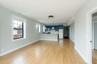 Building Photo - 2032 W Montrose Ave