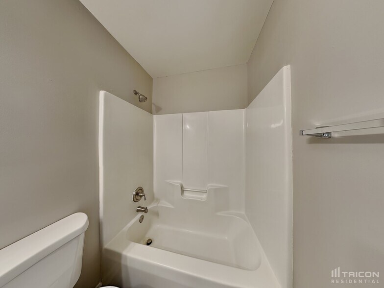 Building Photo - 2826 Bricker Dr