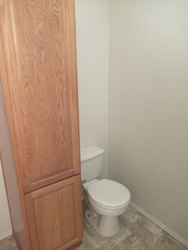 Building Photo - Large Three Bedroom Duplex in Keizer!