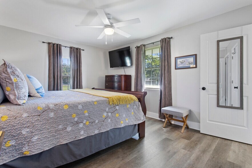 Building Photo - 6733 Mary St