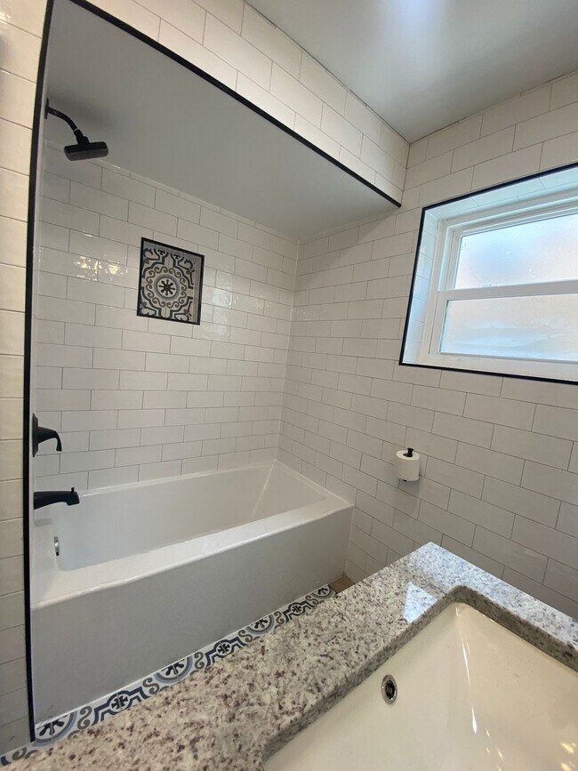 Tub-Bathroom - 6114 W Leland Ave