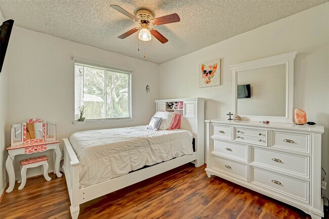 Building Photo - 16355 Sierra Grande Dr