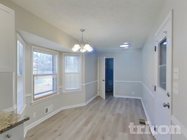 Building Photo - 430 Beaumont Dr SW