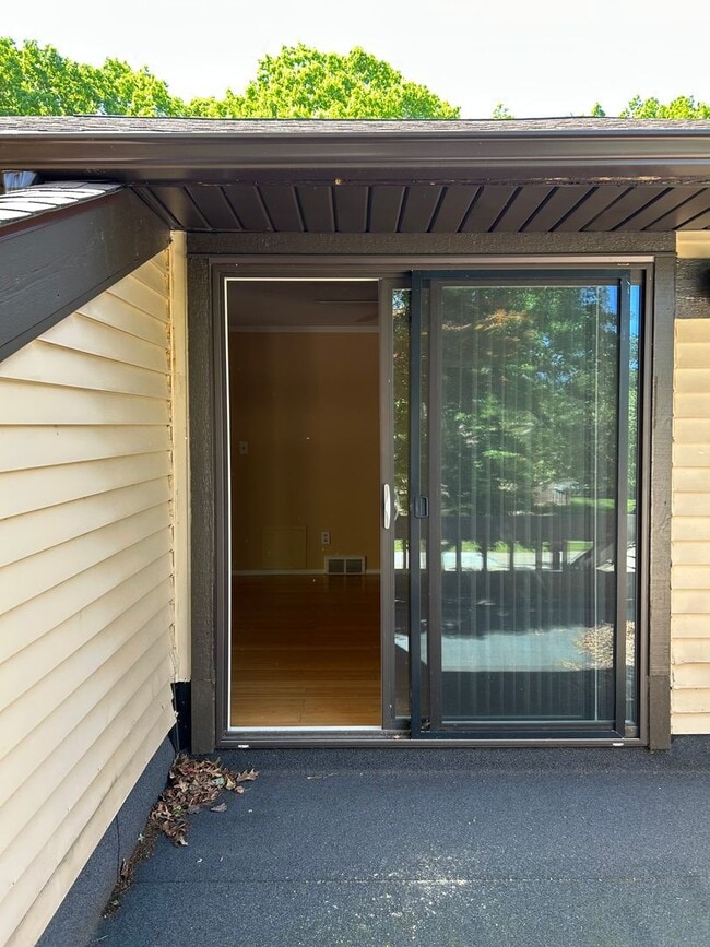 Building Photo - 3 Bedroom Condo with Full Finished Basement for Rent