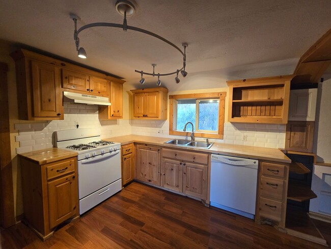 Primary Photo - *LEASE PENDING* For Rent: 2 Bed/1 Bath Hom...