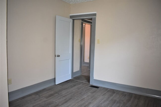 Building Photo - LEASE PENDING AS OF 06/06/25: Charming 3 b...