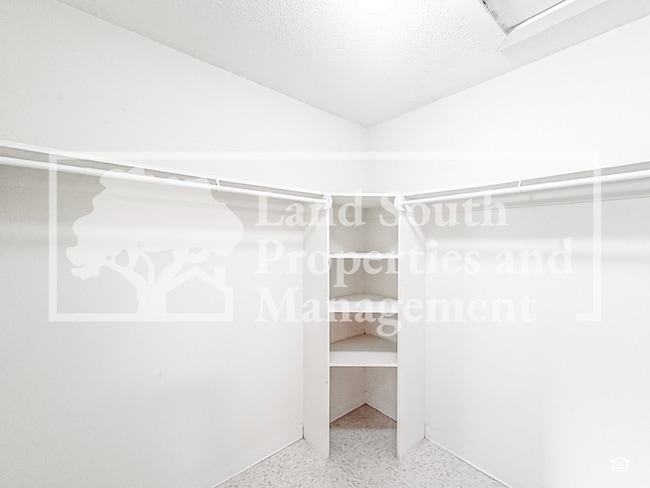 Building Photo - 815 W Carole St