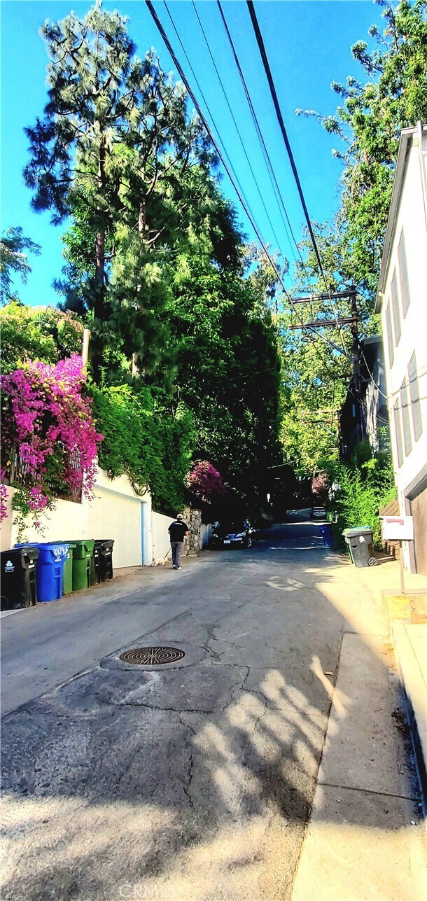 Building Photo - 8032 Willow Glen Rd
