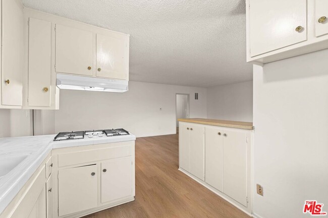 Building Photo - 15540 Moorpark St