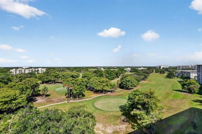 Building Photo - 605 Oaks Dr